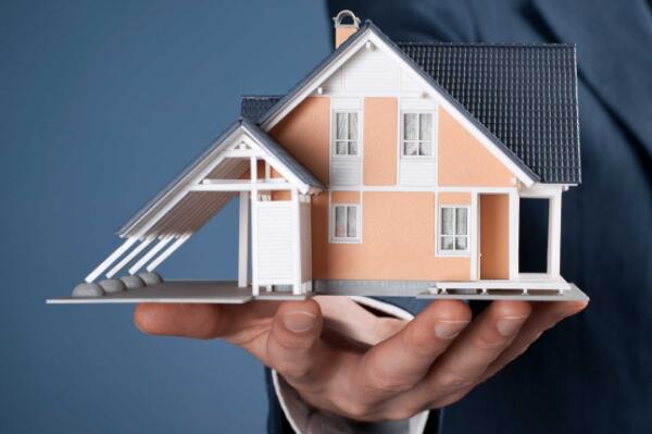 離婚房產證兩個人名字怎么改成一個人？